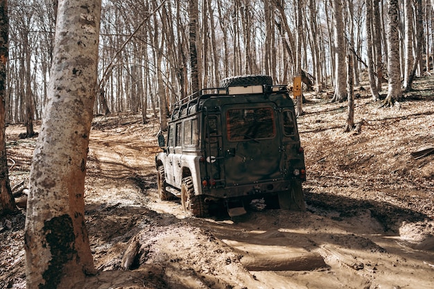 Offroad-Auto fahren durch die Forststraße des Schlamms