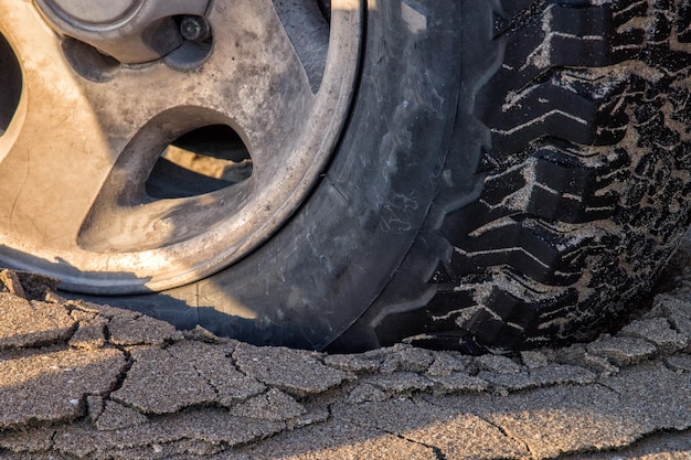 Offroad-Autoreifen-Details am Sandstrand