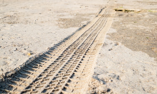 Offroad-Radstrecke auf einem Sandstrand mit Algen