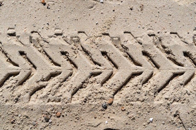 Offroad-Reifenspur am Sandstrand