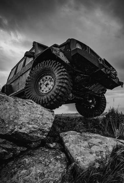 Offroad-Reisen auf Bergstraßen, Autoreifen, Reifen für Offroad-Geländefahrzeuge, stecken auf unpassierbarer Straße fest