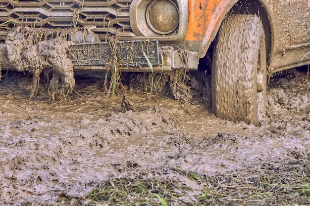 Offroader durante uma corrida offroad ficou preso em um pântano e caiu