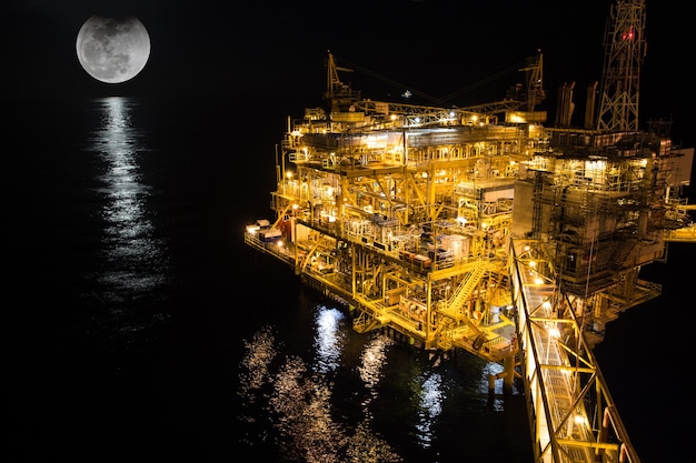 Offshore die Nachtindustrie Öl- und Gasproduktion Erdölpipeline Hintergrund super blauer Blutmond