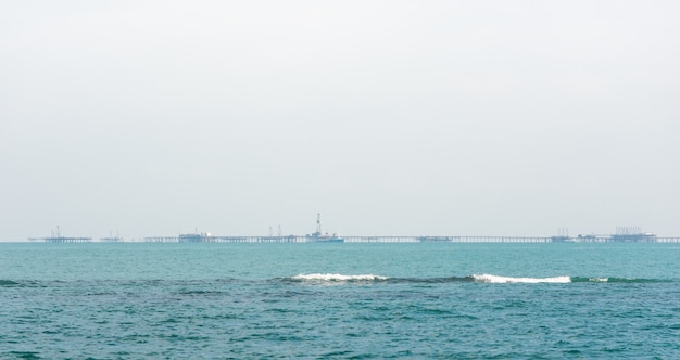 Offshore-Ölplattformen im blauen Meer bei Nebelwetter