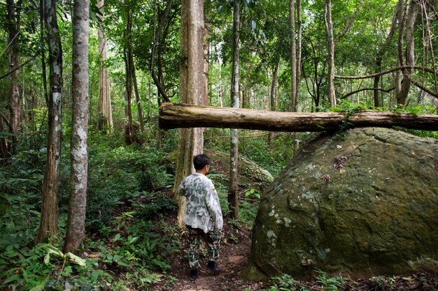 El oficial forestal lleva a los tailandeses y a los viajeros extranjeros a caminar en el bosque visitando la cascada Tham Buang en Phu Foi Lom en la Reserva Forestal Nacional Pa Phan Don en Udon Thani Tailandia