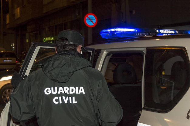 Foto oficial de policía de la guardia civil española vigila un puesto de control organizado por la covid-19