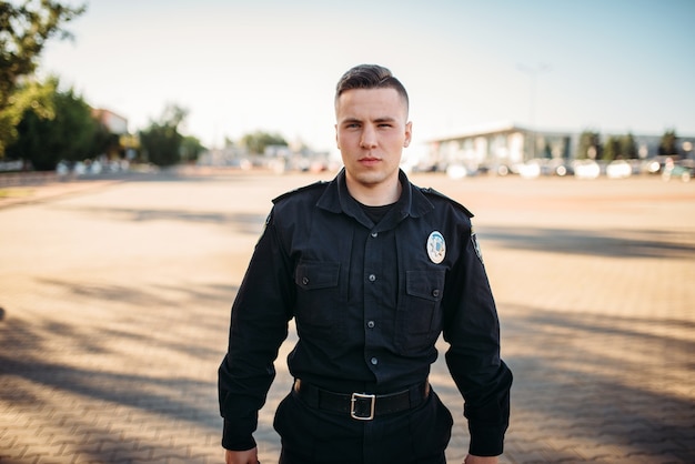 Oficial de policía masculino en uniforme en la carretera