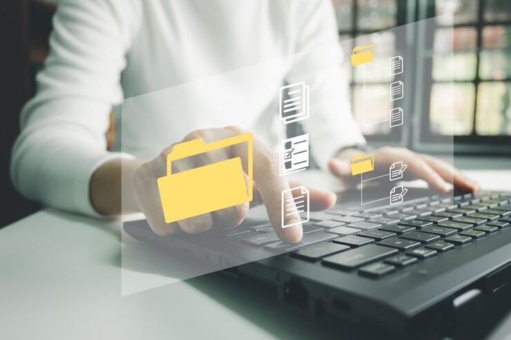 Foto oficial que utiliza una computadora portátil para administrar archivos sistema de gestión de documentos dms