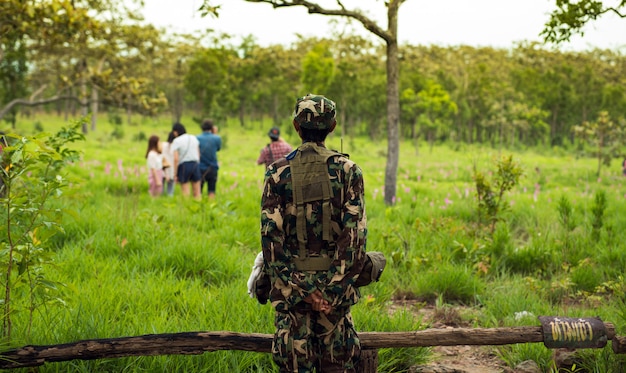 Oficial de seguridad en el parque forestal de Tailandia