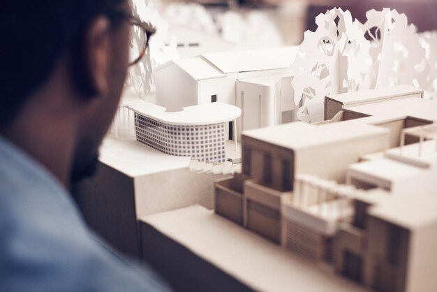 Oficina de arquitectos y hombre con modelo 3D de edificio para diseño y planificación de desarrollo suburbano Contratista de vuelta y persona con prototipo de propiedad para idea de infraestructura o tormenta de ideas