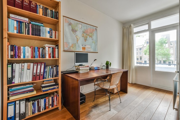 Una oficina en casa con un escritorio y un estante para libros.