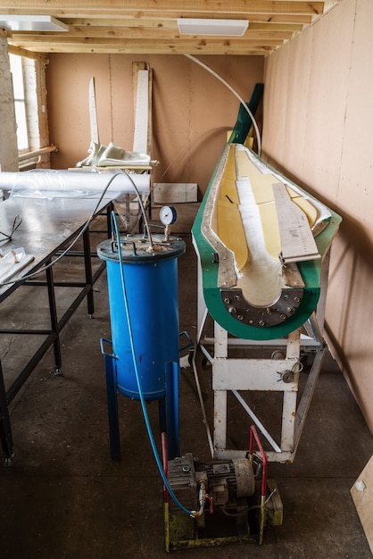 Oficina com equipamentos para fabricação de pás de aerogeradores utilizando método de infusão a vácuo
