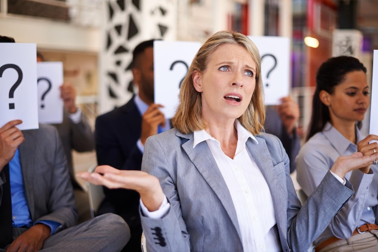 Foto oficina confundida y mujer con signo de interrogación en la reunión para taller o solución de problemas corporativos empleados audiencia y firma con emoji en la presentación para la conferencia duda e incertidumbre de consulta