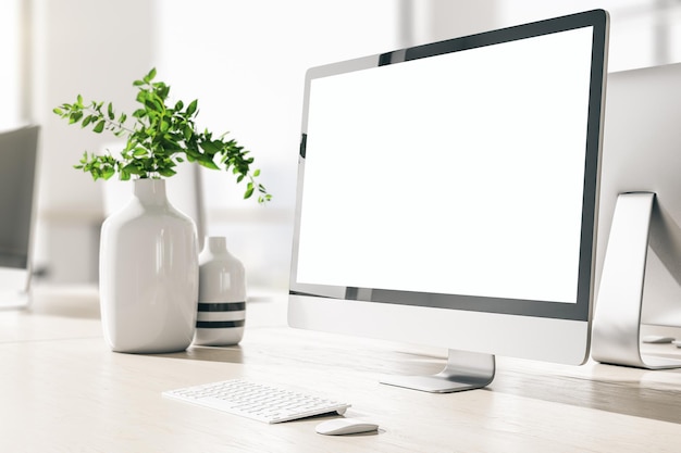 Oficina contemporánea con computadora en la mesa