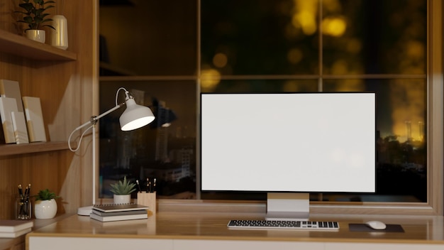 Una oficina contemporánea con una maqueta de computadora en un escritorio de madera contra la ventana con una vista nocturna