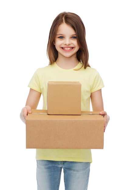 oficina de correos, transporte y concepto de personas - niña sonriente con muchas cajas de cartón
