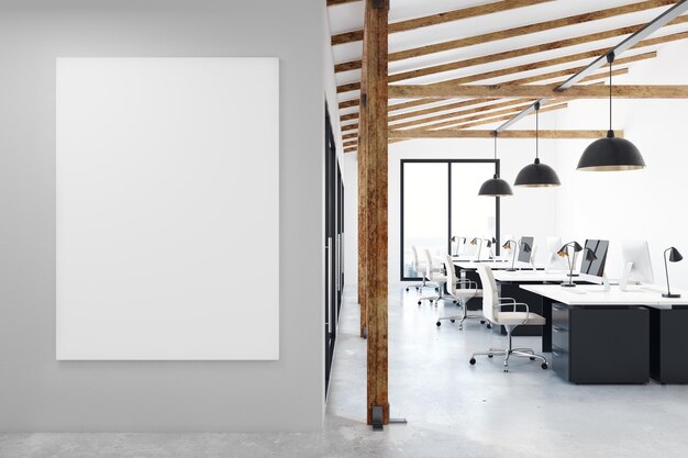 Oficina de coworking con cartel en blanco.