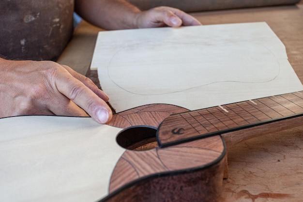 oficina de artesão luthier construindo um templo