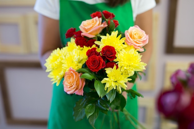 Oficina de floricultura fazendo buquês e arranjos de flores mulher coletando um buquê de flores