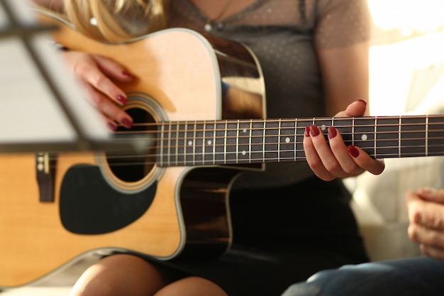 Oficina de música para moça bonita