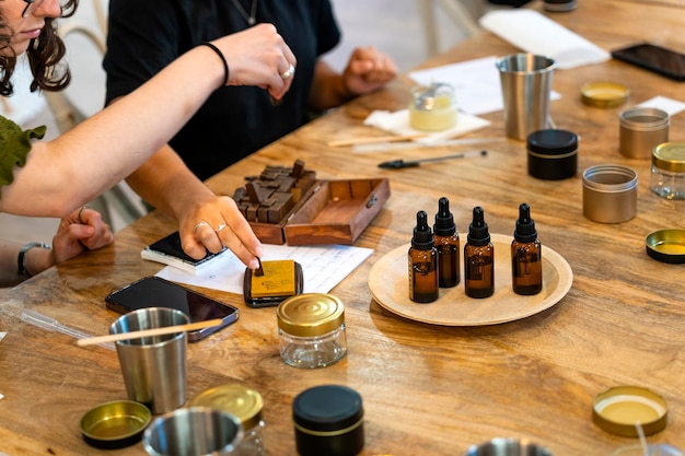 Oficina de velas aromáticas Mulheres trabalhando em sua vela