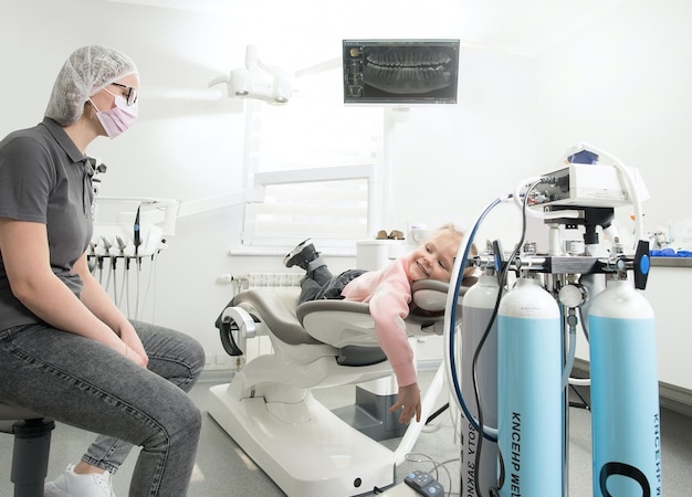 Foto oficina de dentistas feliz y sonriente esperando el comienzo de su tratamiento dental