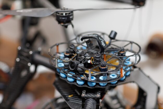 Foto oficina e reparação de produção de drones quadcopter com peças