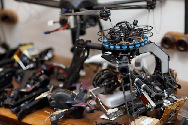 oficina e reparação de produção de drones quadrocópteros com peças