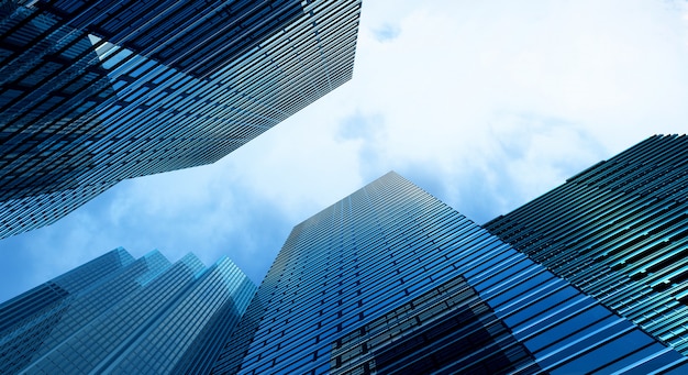 Oficina de edificio moderno y fondo de cielo azul