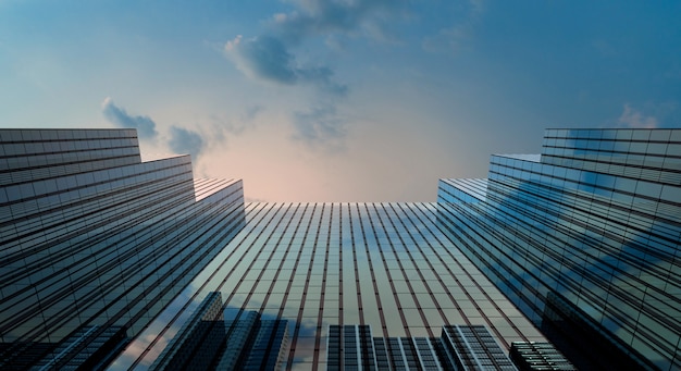 Oficina de edificio moderno y fondo de cielo azul