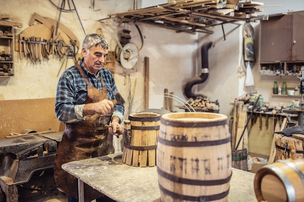 Oficina em casa de um artesão que constrói barris de madeira para uísque ou vinho com as próprias mãos.