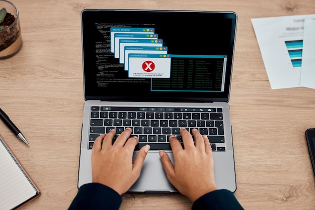 Oficina de error y escritura manual en una computadora portátil que trabaja en un desarrollo o diseño web con un error Fallo tecnológico y tipo de persona en una computadora para un proyecto tecnológico en Internet en el lugar de trabajo
