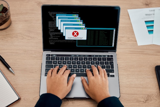 Foto oficina de error y escritura manual en una computadora portátil que trabaja en un desarrollo o diseño web con un error fallo tecnológico y tipo de persona en una computadora para un proyecto tecnológico en internet en el lugar de trabajo