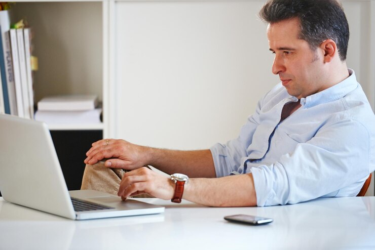 Foto oficina de hombre de negocios o portátil para investigación de tecnología de la información soporte técnico o trabajo escribir en línea o computadora con actualización de software correo electrónico o trabajador corporativo en el escritorio para revisión de aplicaciones digitales