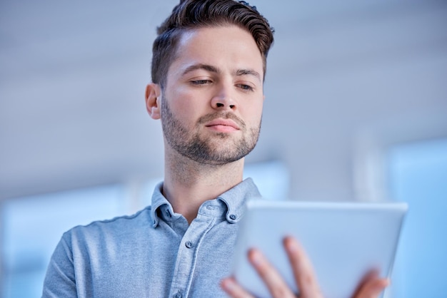 Oficina de hombre de negocios y planificación de tabletas en línea para programar aplicaciones de Internet y análisis de inicio Tecnología digital de trabajadores masculinos e investigación de sitios web para estrategia de productividad y conexión de red