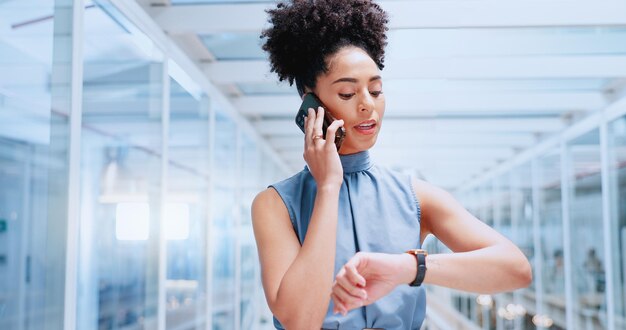 La oficina de llamadas telefónicas y la mujer negra verifican el tiempo mientras hablan, chatean o hablan. Reloj de negocios de teléfonos celulares y discusión de redes de trabajadoras o conversación con contacto en un teléfono inteligente móvil.