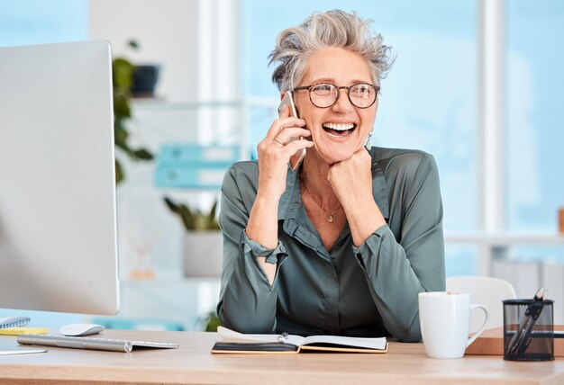 Oficina de llamadas telefónicas y proyecto o propuesta de estrategia de planificación de mujeres de negocios senior en el libro Sonrisa feliz y gerente profesional de edad avanzada en conversación móvil mientras trabajan en el informe de gestión