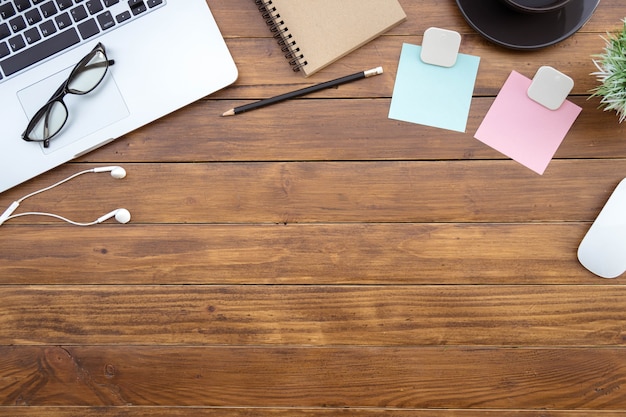 Oficina de mesa de trabajo de escritorio plano endecha en la mesa de madera marrón antigua