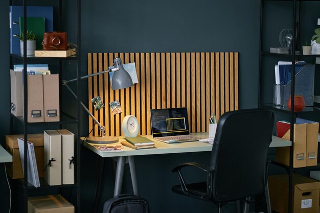 Oficina moderna con escritorio de madera y decoración minimalista