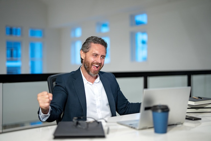 Foto oficina moderna hombre de negocios caucásico exitoso en traje de negocios usando computadora portátil trabajando remotamente comercio electrónico en línea en la oficina auditor financiero gerente ejecutivo empleado con idea de negocio inicio de negocio