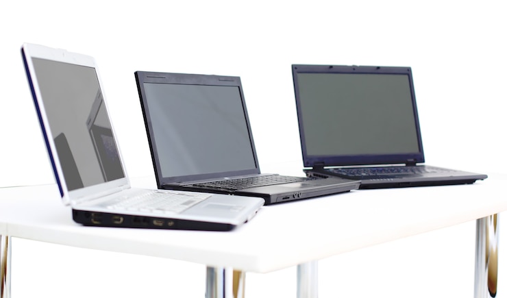 Foto oficina moderna con interior de laptop