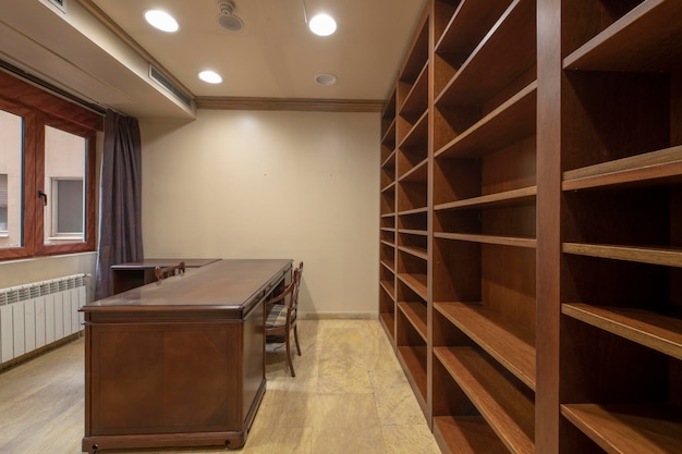 Oficina con muebles de madera con gran estantería de madera para documentos con aire acondicionado y calefacción