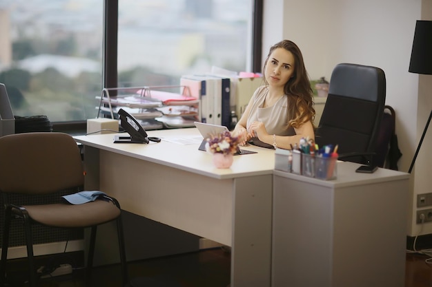 oficina de mujer de negocios, ginseng sentado en la oficina en la mesa, trabajo, concepto de negocio