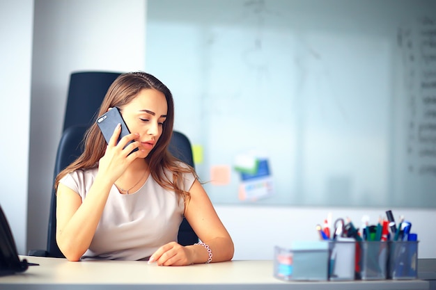 oficina de mujer de negocios, ginseng sentado en la oficina en la mesa, trabajo, concepto de negocio