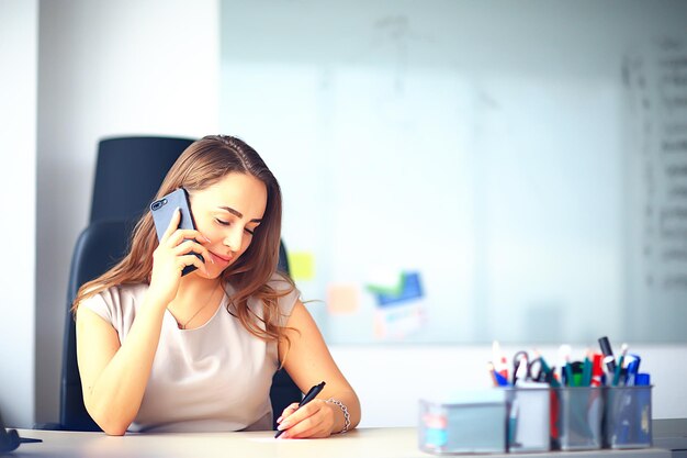 oficina de mujer de negocios, ginseng sentado en la oficina en la mesa, trabajo, concepto de negocio