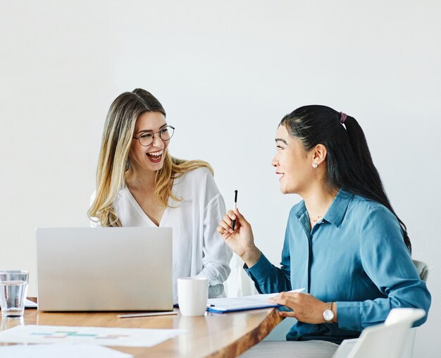 Oficina de negocios empresaria equipo trabajo en equipo reunión de inicio comunidad portátil multirracial