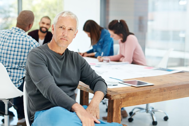 Oficina de planificación y retrato de hombre de negocios maduro para reuniones conversación y discusión para retroalimentación del proyecto Ideas empresa creativa y trabajador en el escritorio para trabajo en equipo colaboración y trabajo