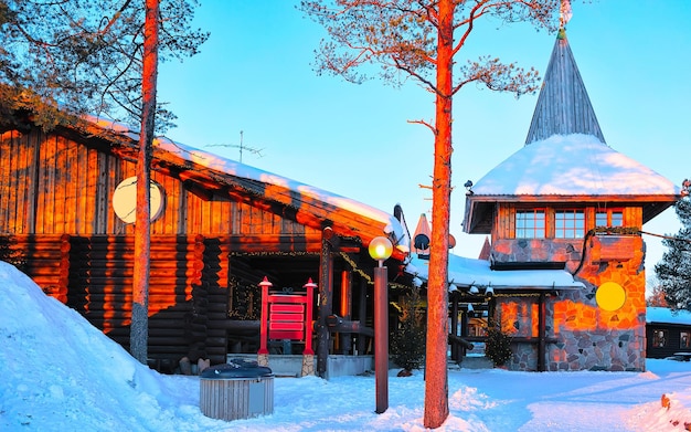 La oficina principal de correos de Santa Claus en Santa Village con árboles de Navidad en Laponia, Finlandia, Escandinavia, en el Círculo Polar Ártico en invierno. Atardecer