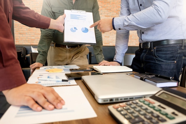 Oficina de la reunión de negocios. documentos gestores de cuentas tripulación trabajando con nuevo proyecto de inicio Presentación de ideas, análisis de planes de marketing.