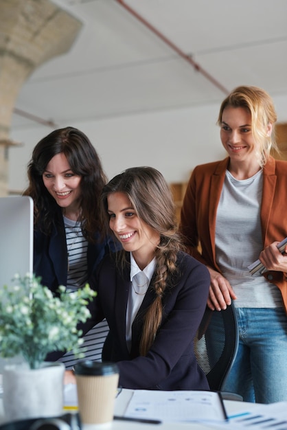 Foto oficina de trabajo en equipo y gente de negocios que planean un proyecto juntos en tecnología o computadora colaboración profesional y equipo de mujeres corporativas que trabajan en un informe de la empresa en el lugar de trabajo